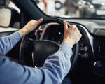hombre con manos el volante