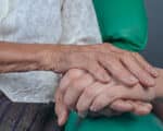 abuelita sosteniendo manos de su nieta
